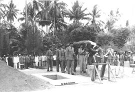 Upacara pemakaman jenazah ibunda Presiden Soekarno, di Blitar Jawa Timur, 13 September 1958
