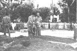Upacara pemakaman jenazah ibunda Presiden Soekarno, di Blitar Jawa Timur, 13 September 1958